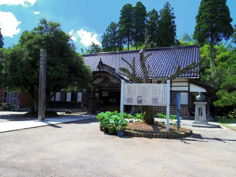 静けさをたたえる本堂