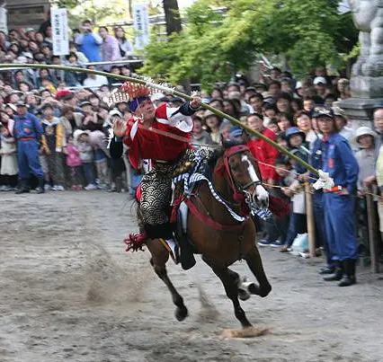 観客も息を呑む流鏑馬式