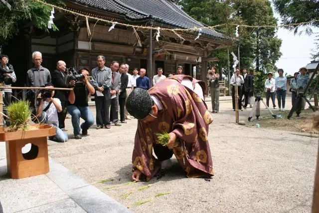 田植えの所作を行う宮司