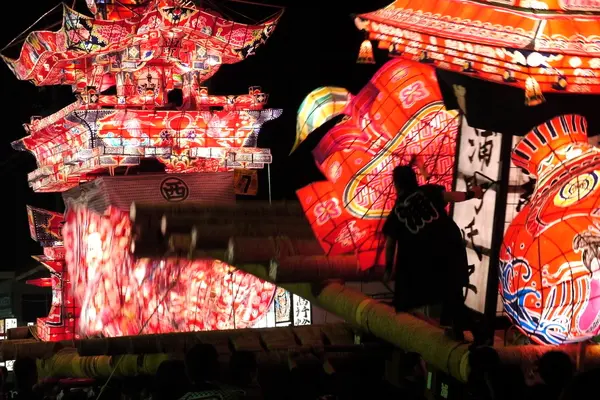 「喧嘩夜高祭」と呼ばれる激しいぶつかり合い