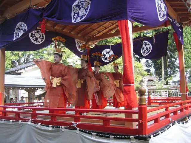 伝統的な舞を披露する子どもたち