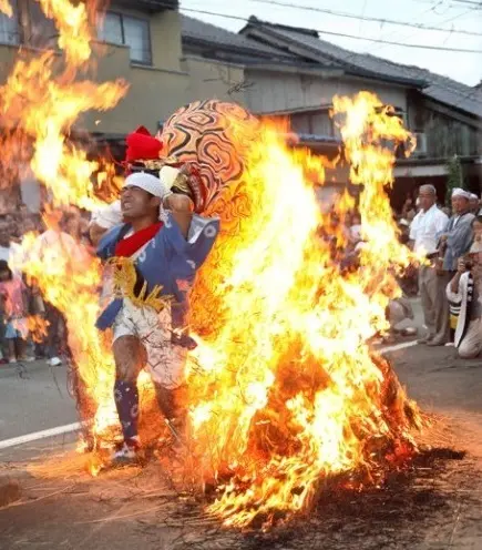 火の中を勇壮に駆け抜けます