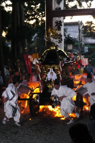 炎の中を駆け抜ける神輿