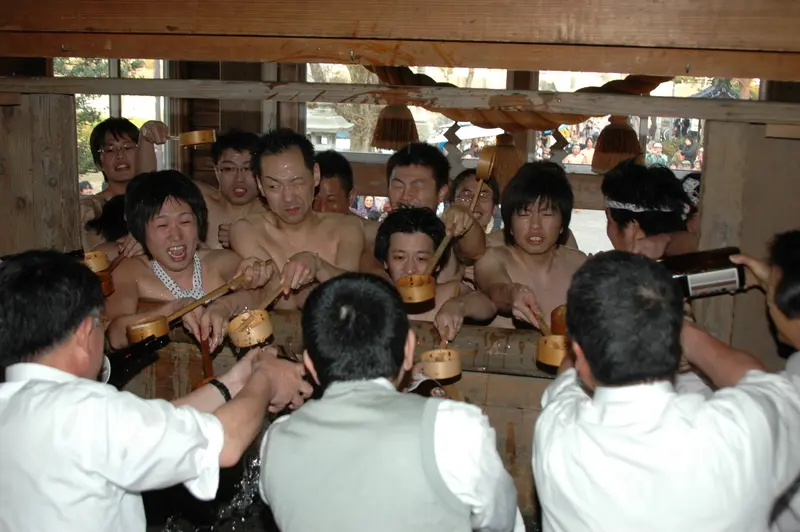 先を争って神酒を受ける奇祭