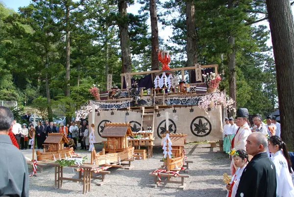 境内の三本杉の前に組まれた祭壇（築山）