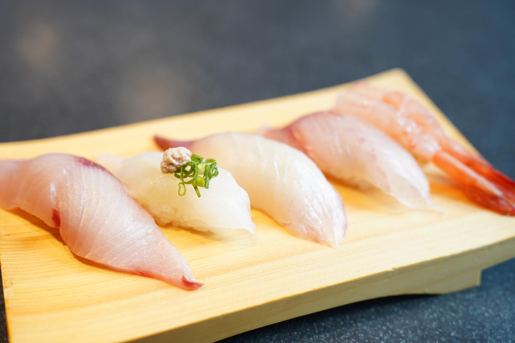 富山湾でとれた旬のネタが味わえる「お寿司５貫盛り（1,276円）」