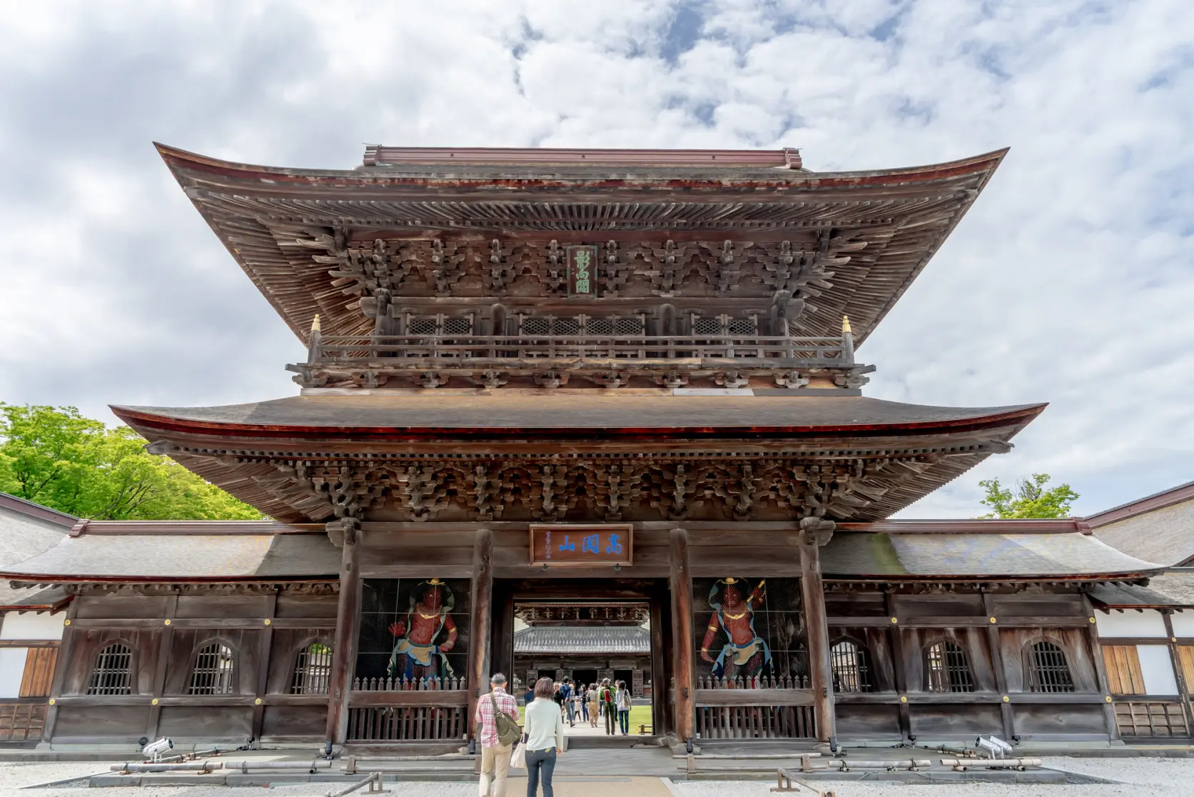 見ごたえのある厳粛な姿の山門