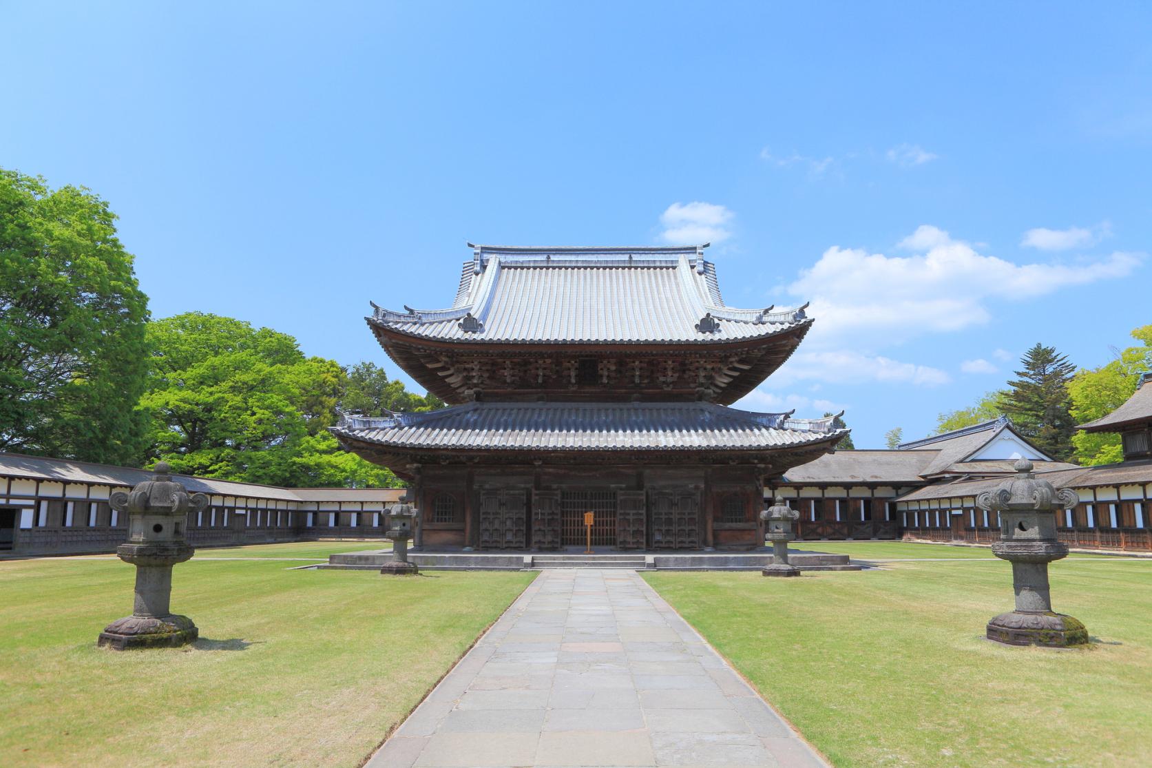 整然とした伽藍配置で有名な国宝瑞龍寺