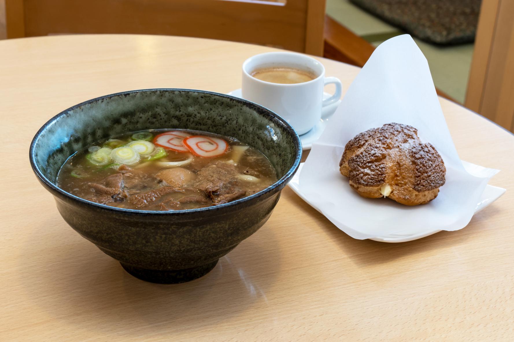 「もつうどん」の後は、シュークリーム片手にコーヒータイムを！