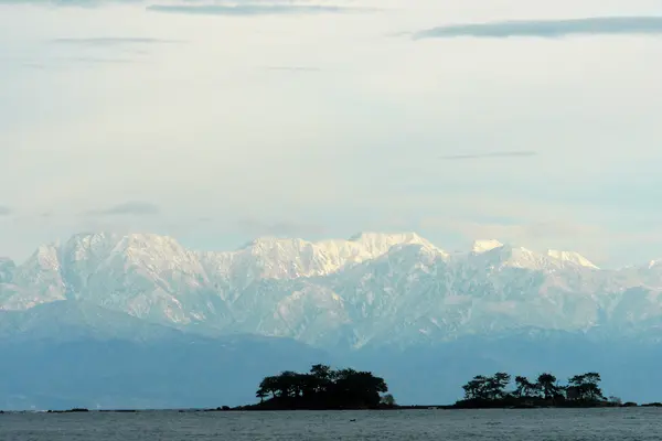 海越しに望む立山連峰-1