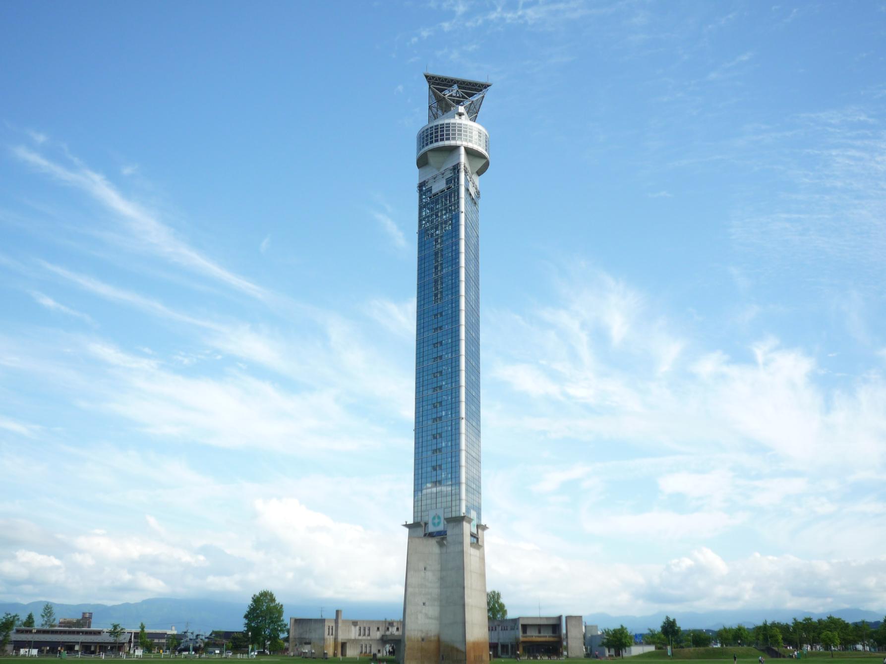 空高くそびえ建つクロスランドタワー