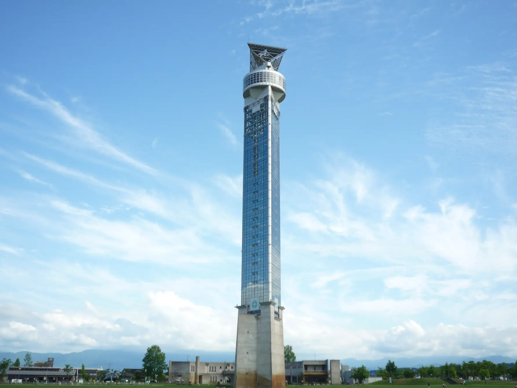 空高くそびえ建つクロスランドタワー