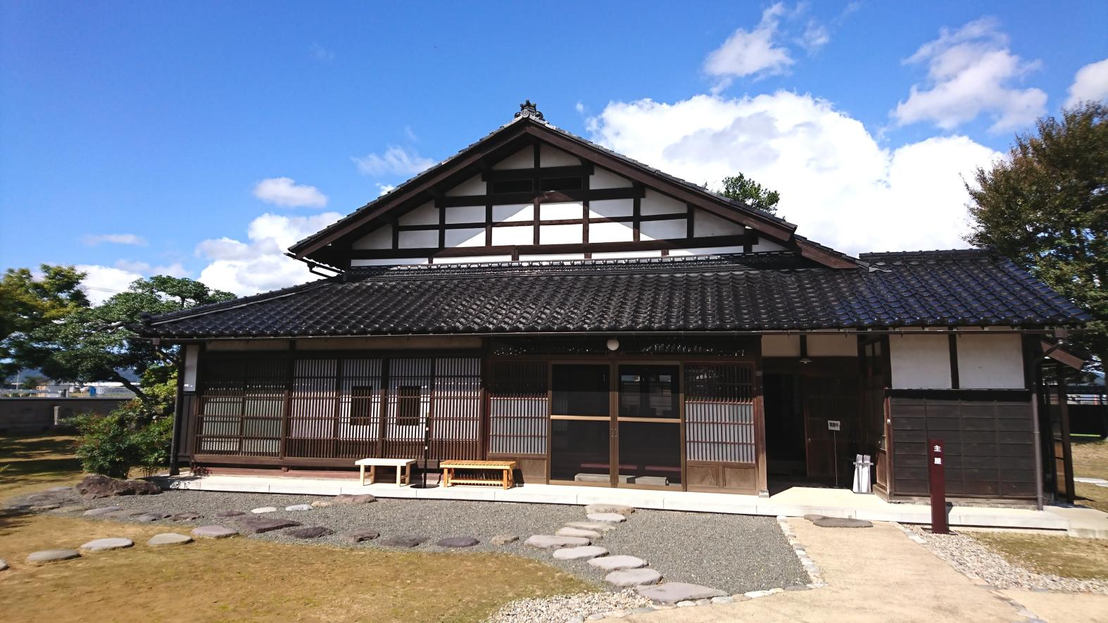 和洋折衷の珍しい建物が印象的