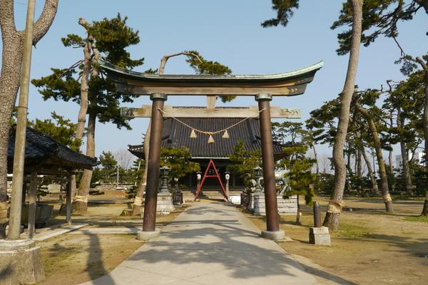 参拝者が絶えない放生津八幡宮