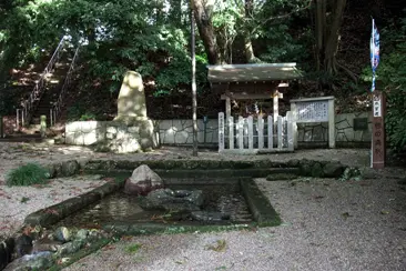 こんこんと湧き出る清水