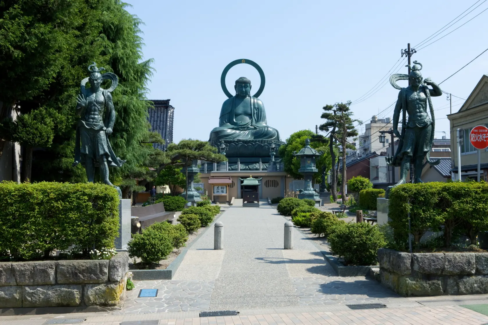 境内入口からまっすぐ伸びた美しい参道