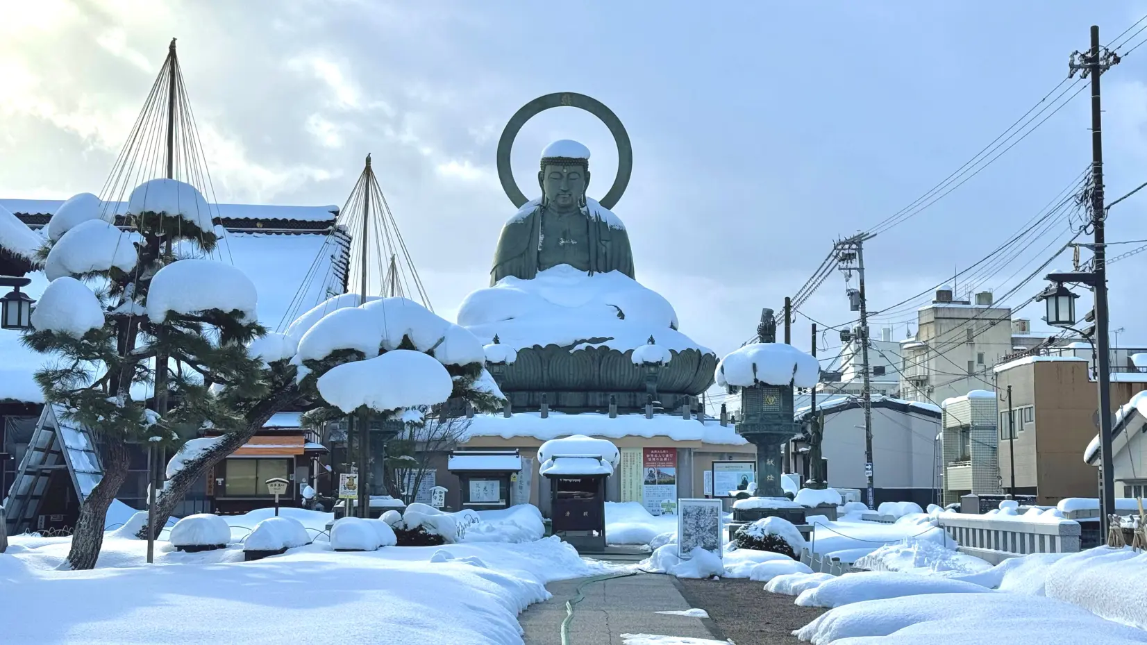 雪をかぶった大仏さん！
