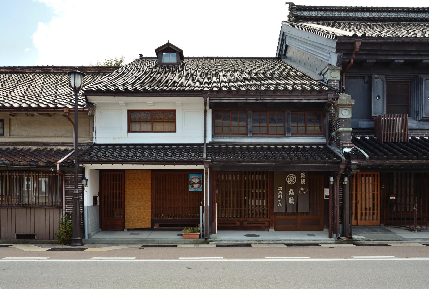 Yamachosuji (Street lined with earthen-wall storehouses)-3