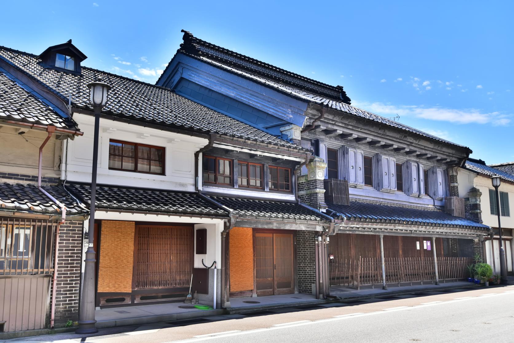 Yamachosuji (Street lined with earthen-wall storehouses)-8