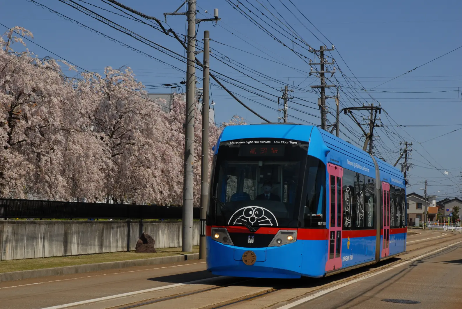 สถานี Takaoka สาย Manyo /รถไฟโดราเอมอน-3