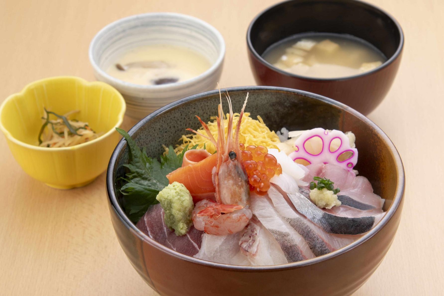 地元活魚にこだわった鮮度抜群の「特選海鮮丼」