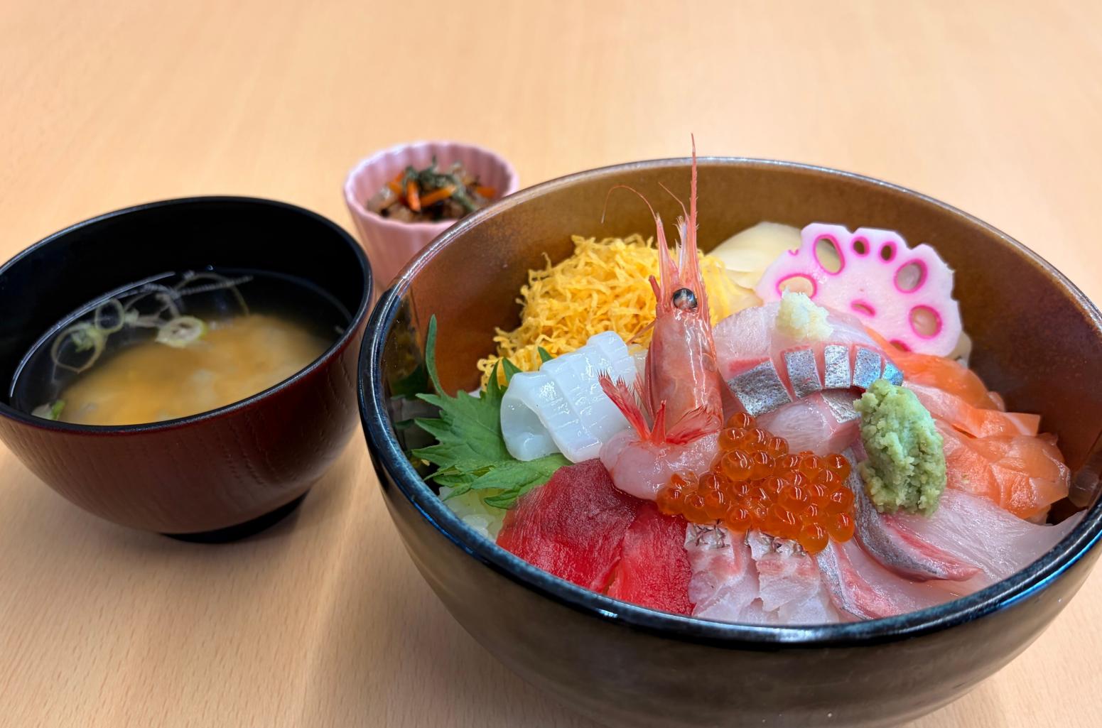 地元活魚にこだわった鮮度抜群の「特選海鮮丼」