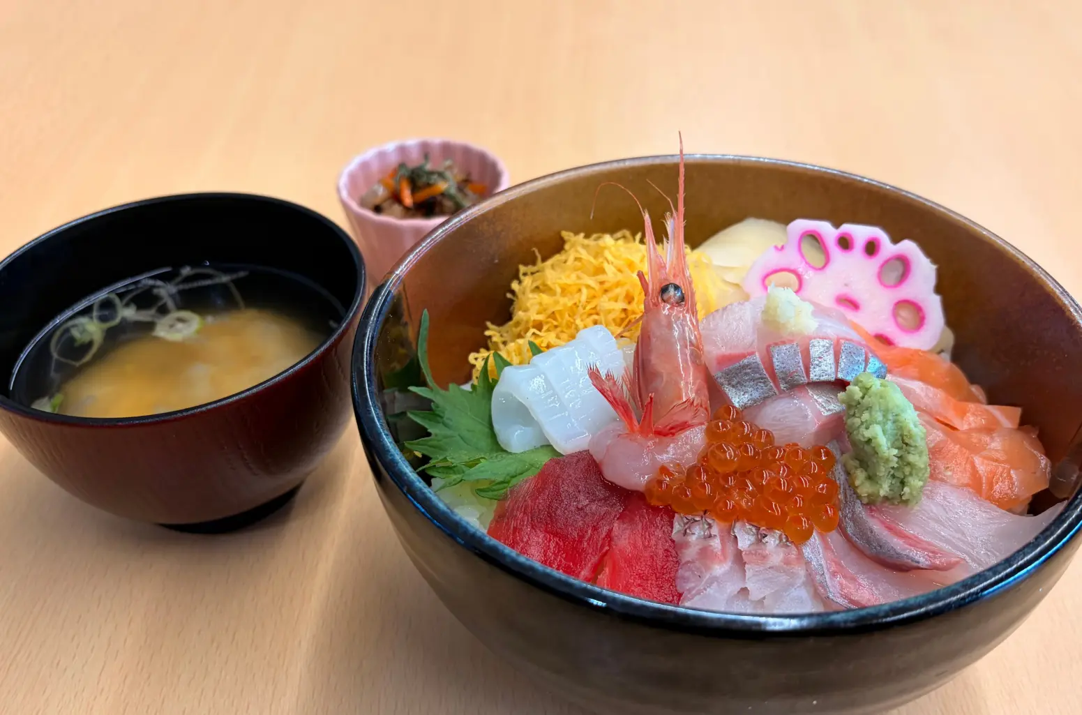 地元活魚にこだわった鮮度抜群の「特選海鮮丼」