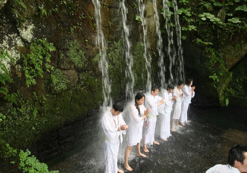 たくさんの参拝者が見守る中、信者による6本滝での滝修行