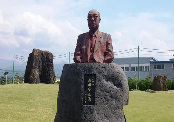 創設者　西田安正の像