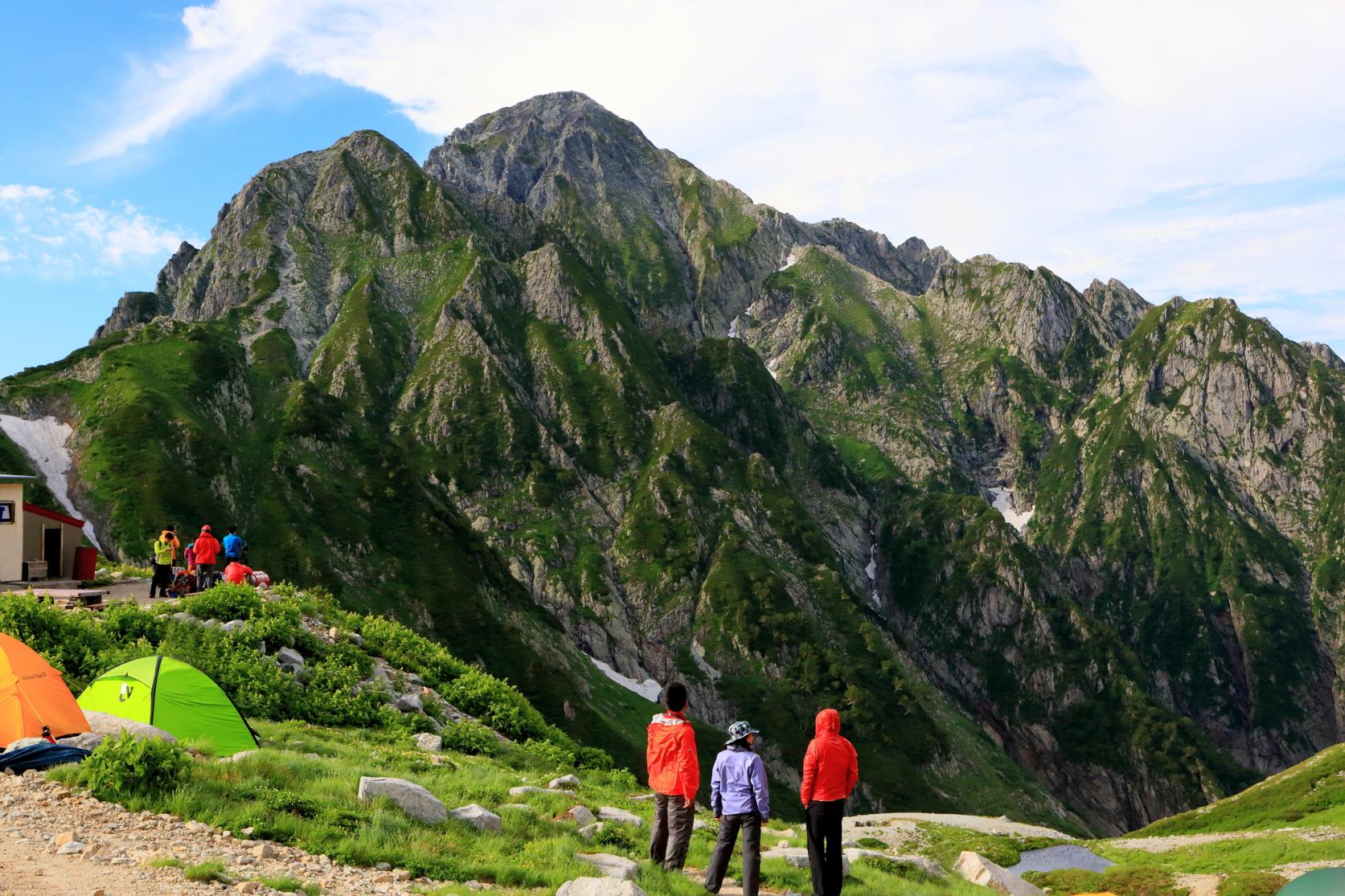 そびえ立つ雄大な山々は息をのむ美しさ