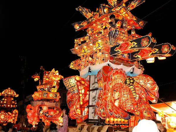 大行燈の登場に沸き立つ福野の夜高祭