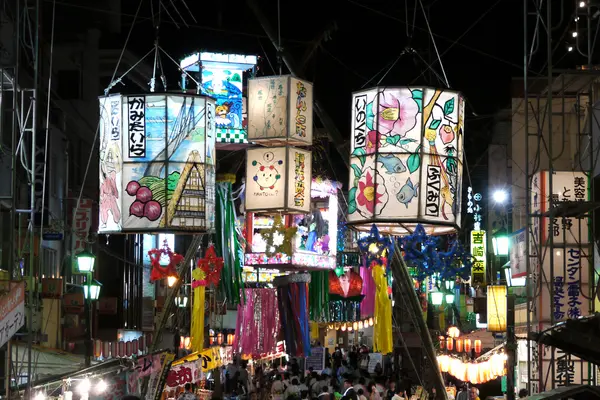 色とりどりの行燈や七夕飾りが美しい福光の町