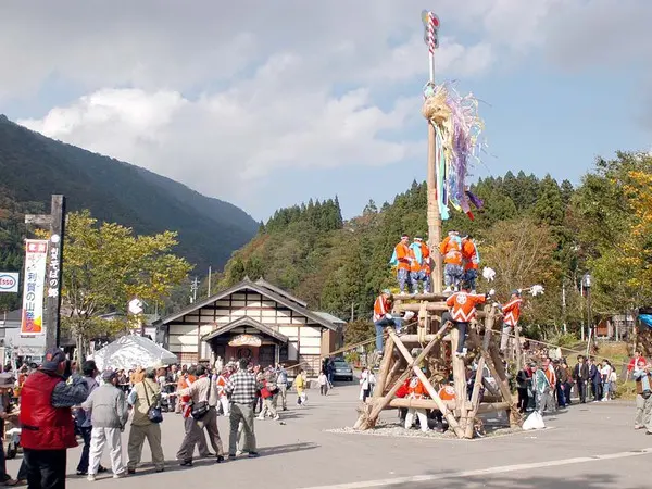 名物行事「石かち」は迫力満点!!