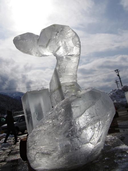 氷の塊が彫刻師の手によって命を吹き込まれます