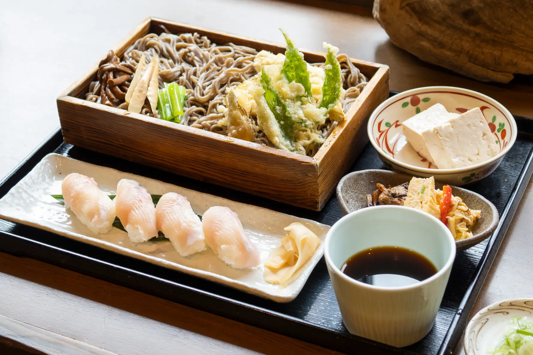 「山菜そば定食（にぎり付）」は『いわな』のイチオシ！