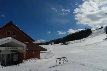 抜ける青空の下でゲレンデを駆け抜けよう！