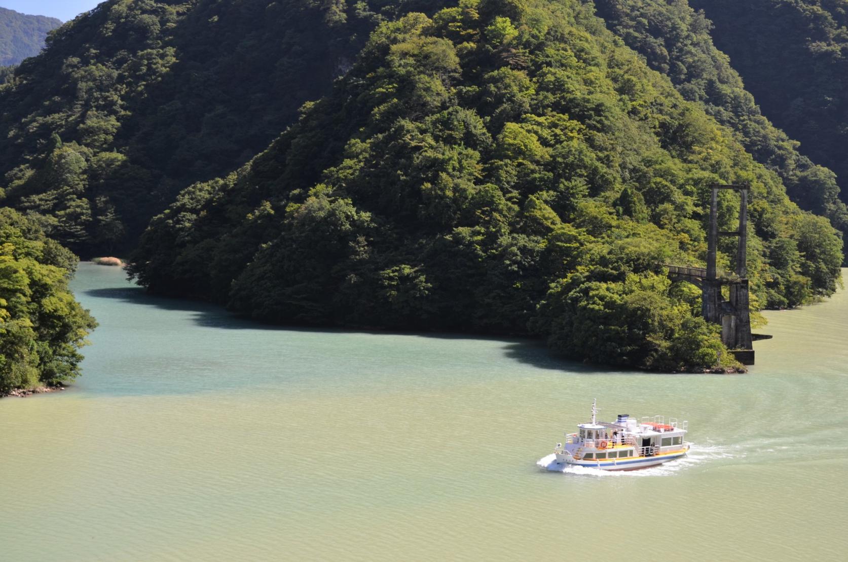 庄川峡谷的湖上观光游览船-8