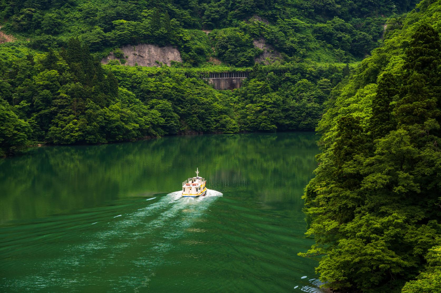 庄川峡谷的湖上观光游览船-2