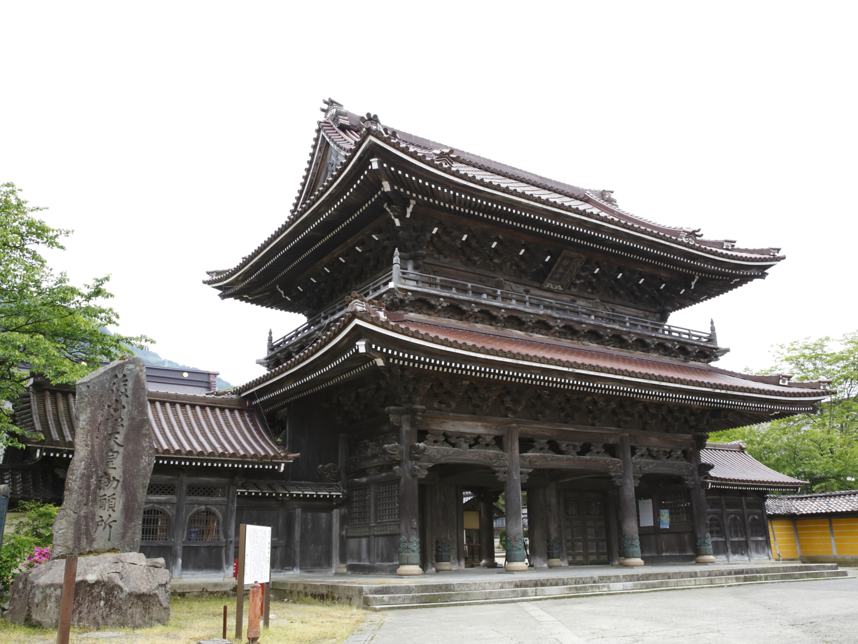 厳かにたたずむ瑞泉寺山門