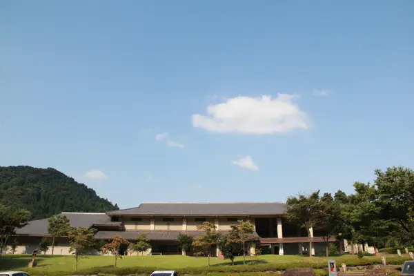 鳥のさえずりが心地よい山間の美術館
