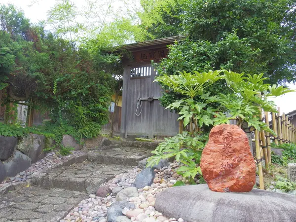 住宅地に静かにたたずむ栖霞園