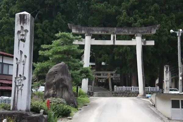 白山宮本殿-1