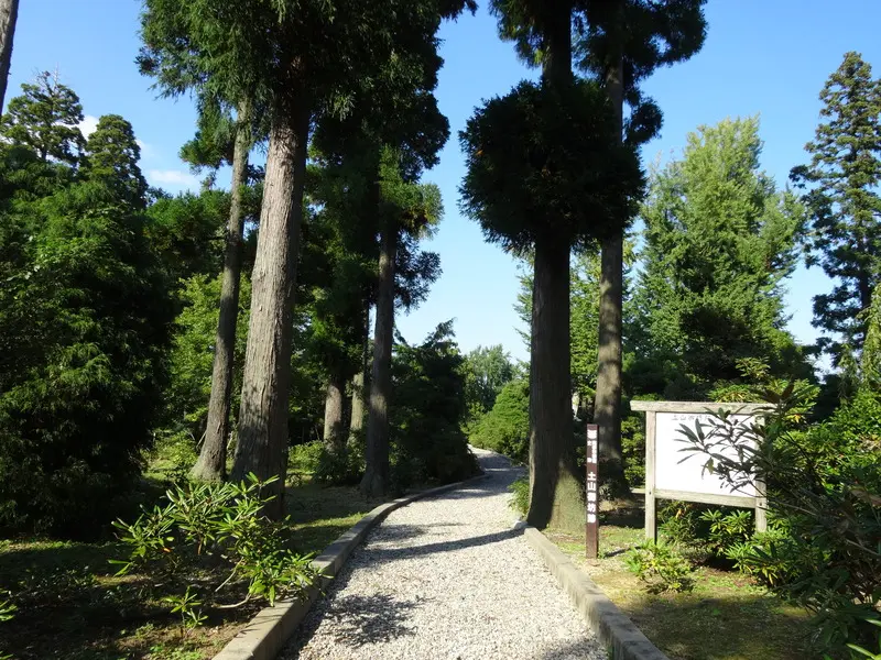 きれいに手入れされた御坊跡
