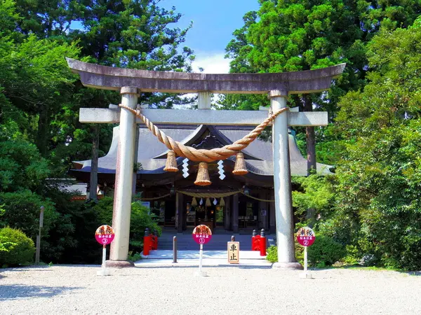 緑に囲まれた霊験あらたかな境内