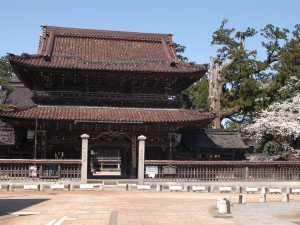 小京都「城端」にたたずむ趣きある善徳寺