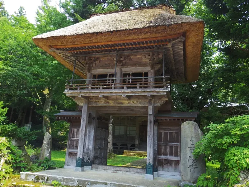 趣きのある茅葺の山門