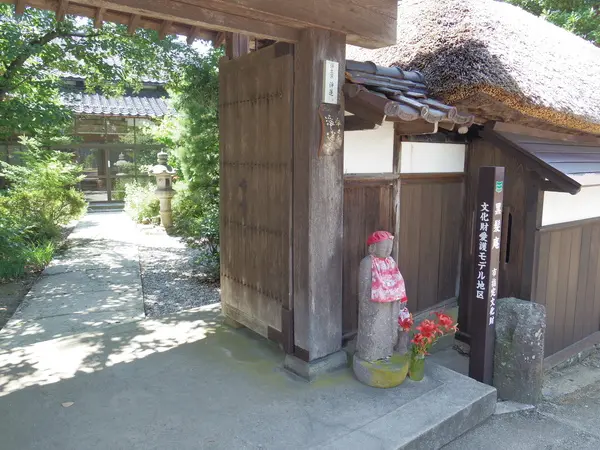 小道を入ると現れる黒髪庵の入り口