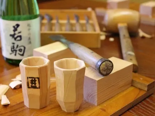 自分で作った木製の「ぐい吞み」。出来上がり後は地酒を試飲できるのも嬉しい