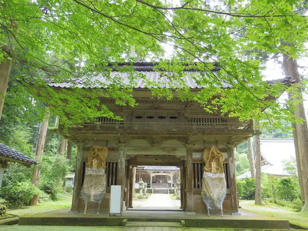 緑の中にたたずむ山門と大わらじ