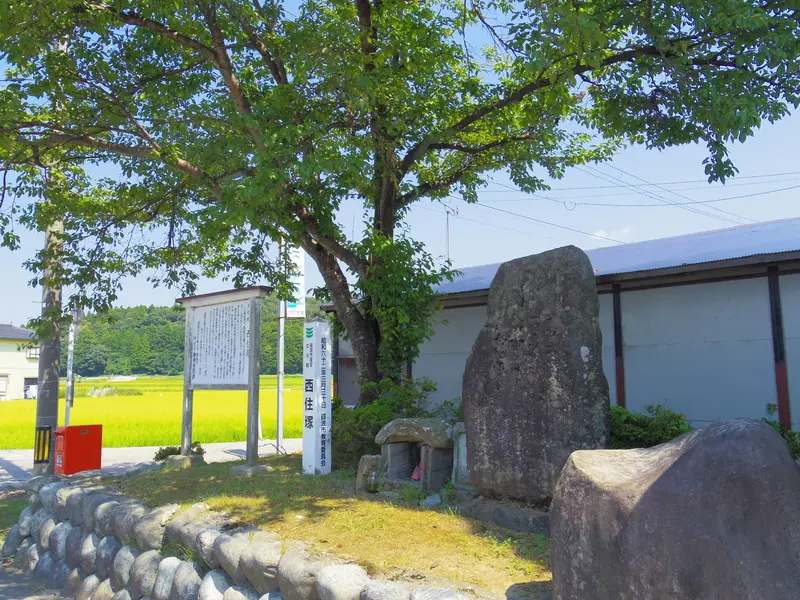 のどかな田園風景の中にそっとたたずむ歌碑